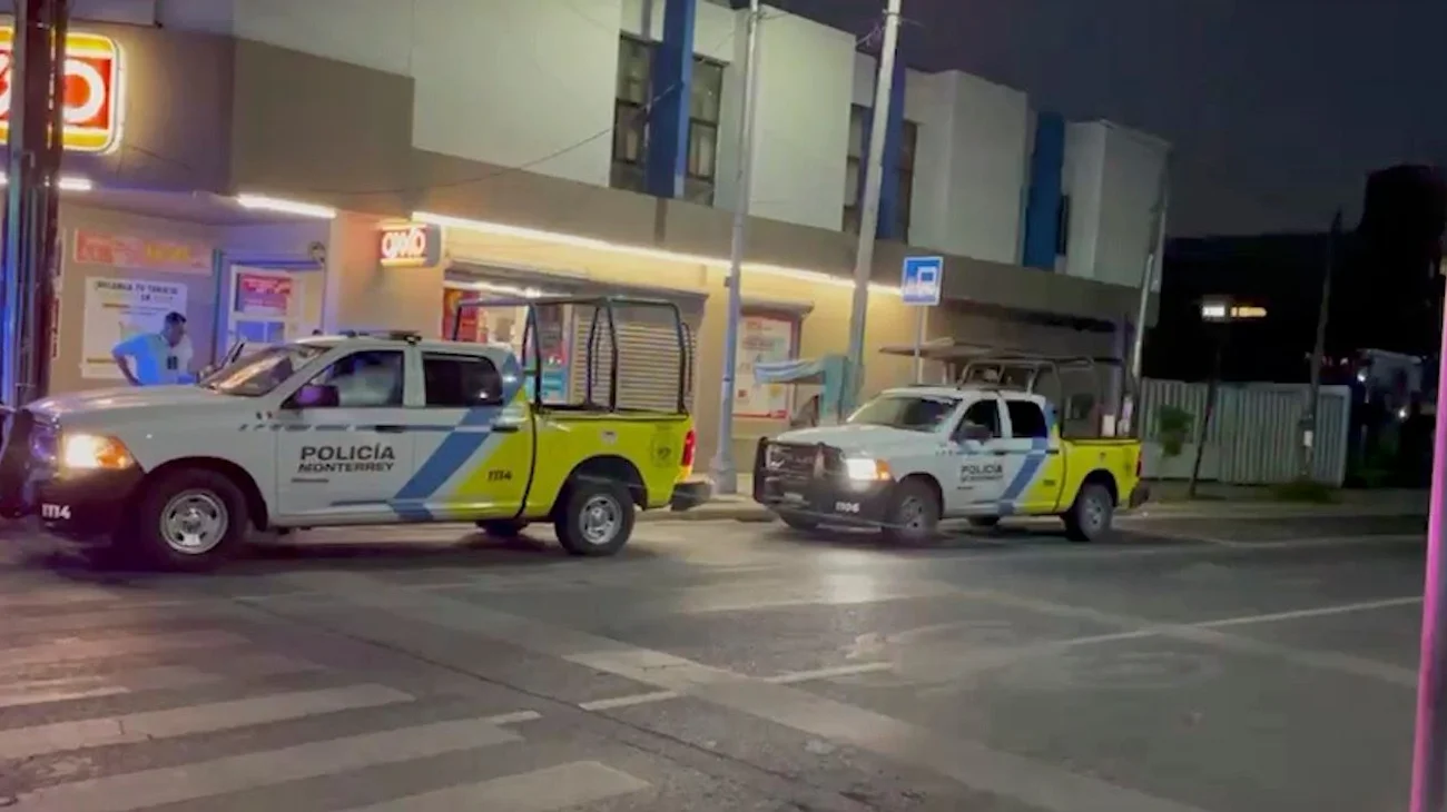 Daña puerta de tienda al darse cuenta que estaba cerrada