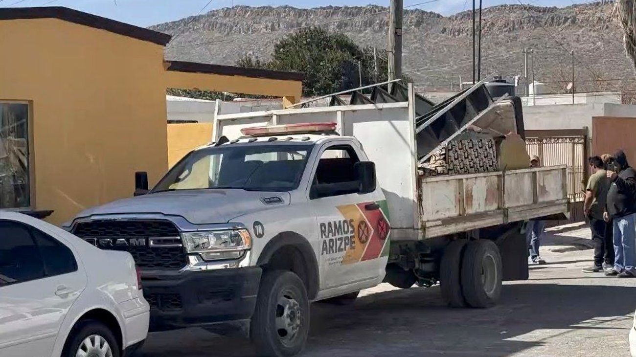 Retiran mobiliario de casa tras presuntas muertes por rickettsia