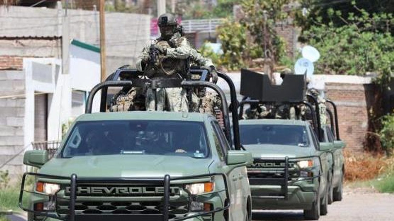 Detienen a nueve personas y decomisan arsenal en Sinaloa