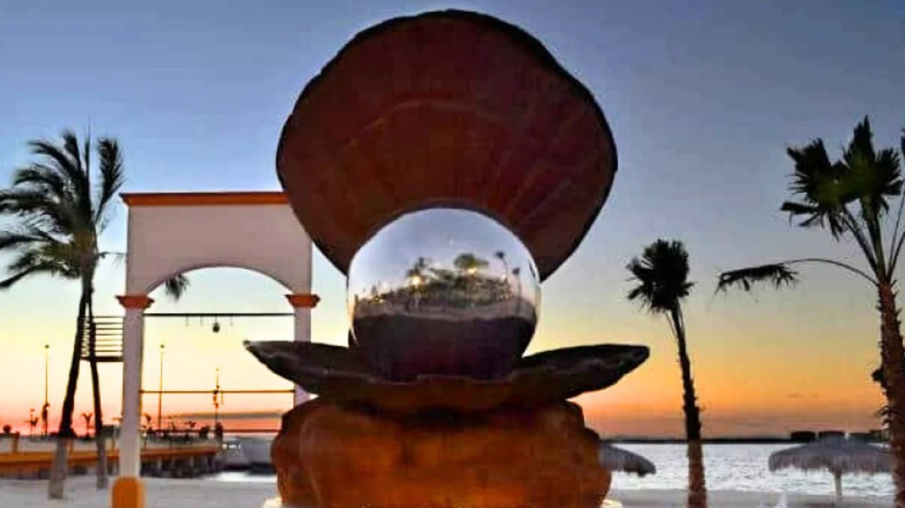 Mujer posa desnuda frente a monumento en malecón de La Paz