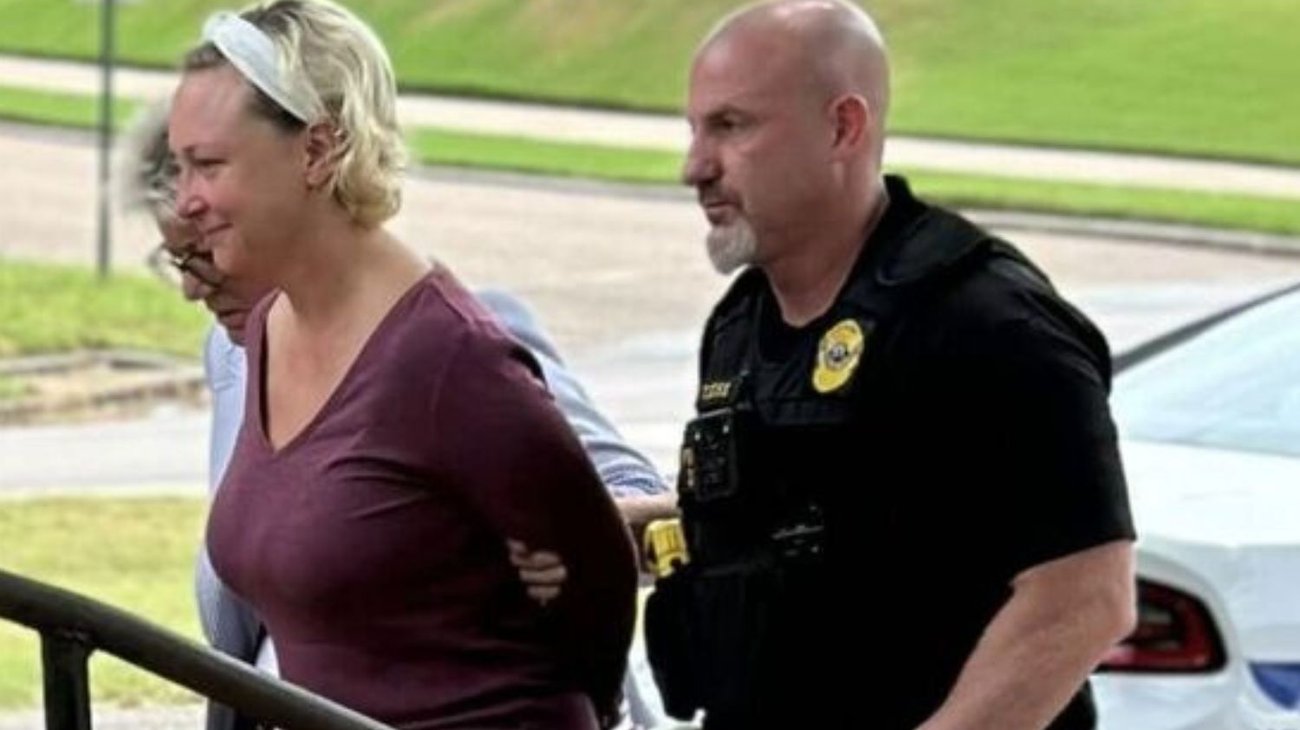 Detienen a maestra por abusar de menor de 12 años en EUA