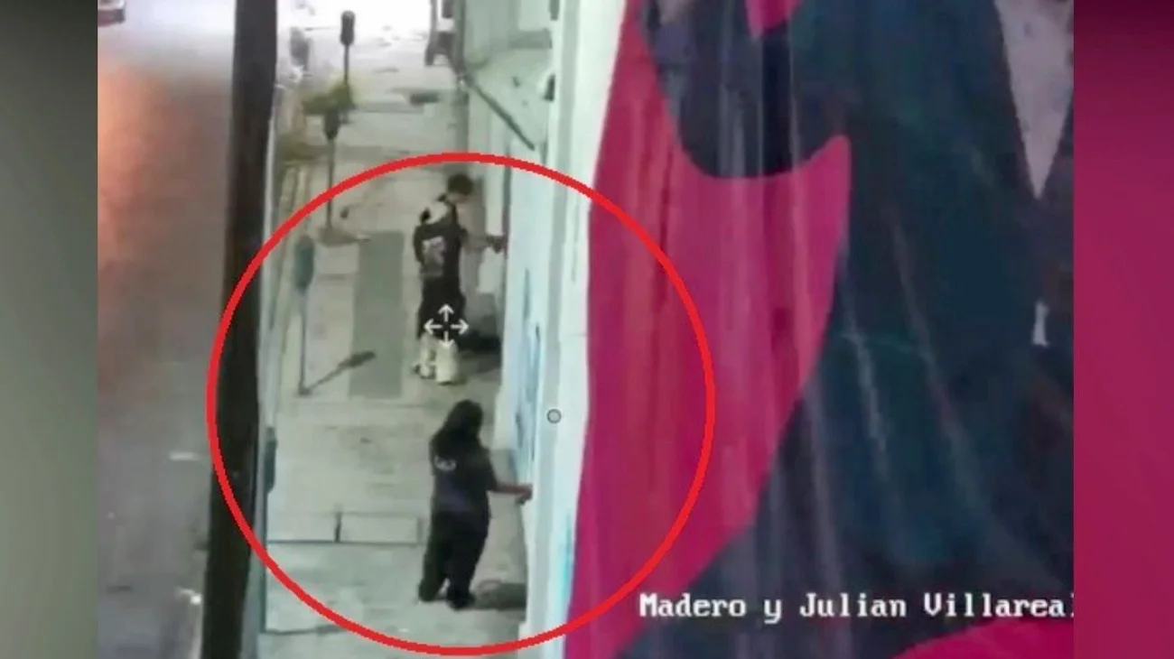 Detienen a una joven por grafitear en el Centro de Monterrey