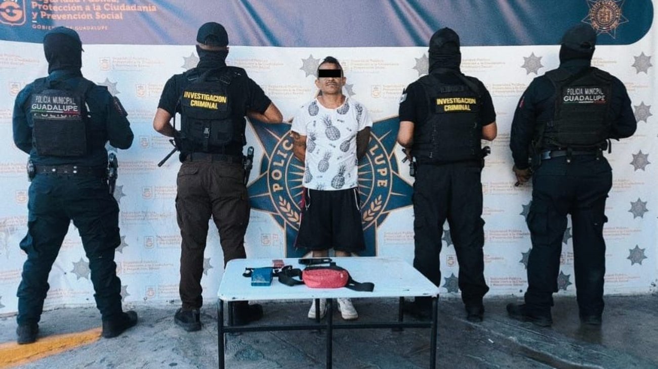 Detienen a hombre armado con dosis de droga en Guadalupe
