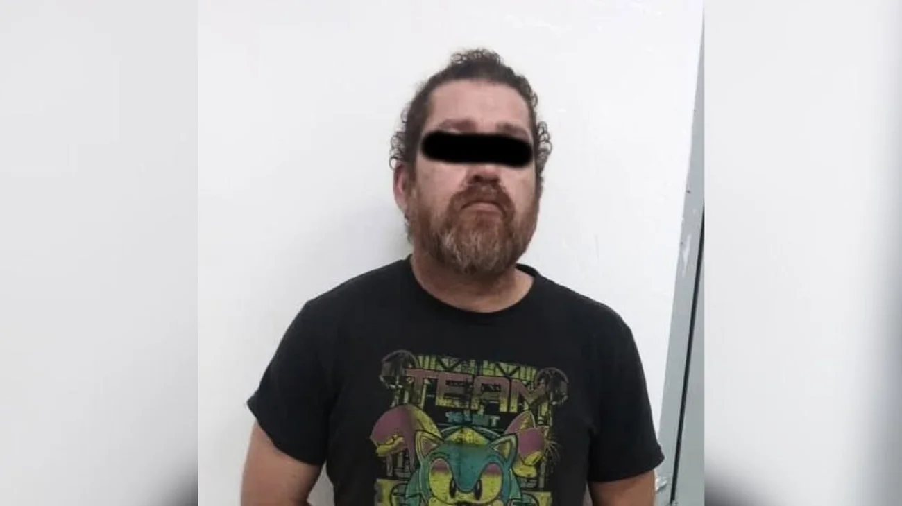 Golpea a su esposa mientras conducía su auto en Escobedo