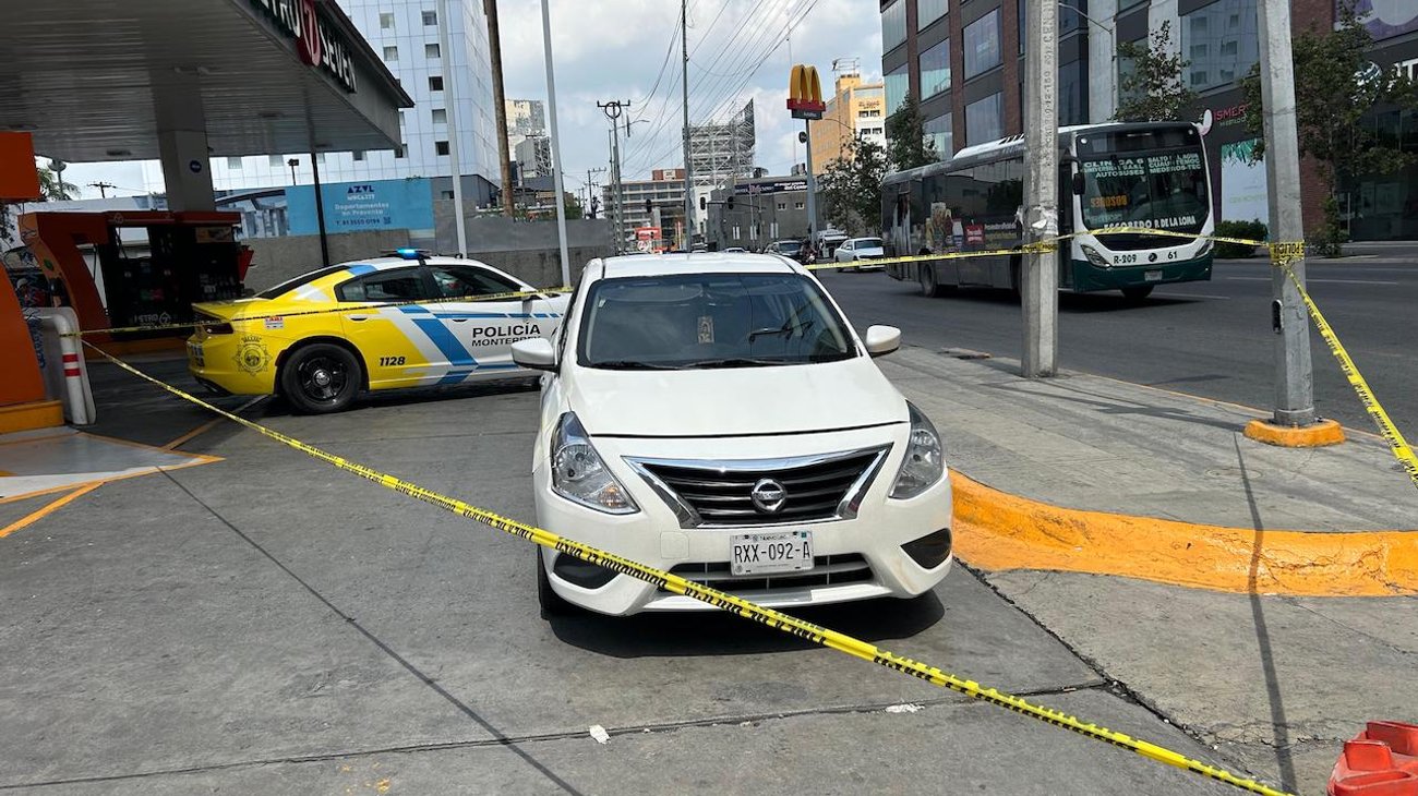 Detienen a hombre tras persecución en el Centro de Monterrey