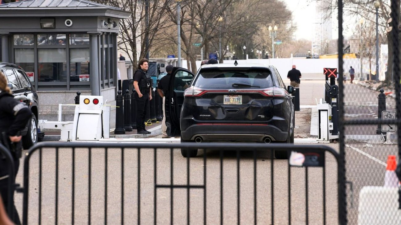 Conductor estrella camioneta contra barricada de la Casa Blanca