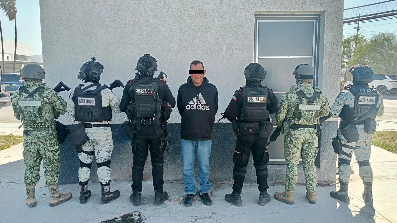 Detienen a hombre con fusil y 800 dosis de droga en Galeana