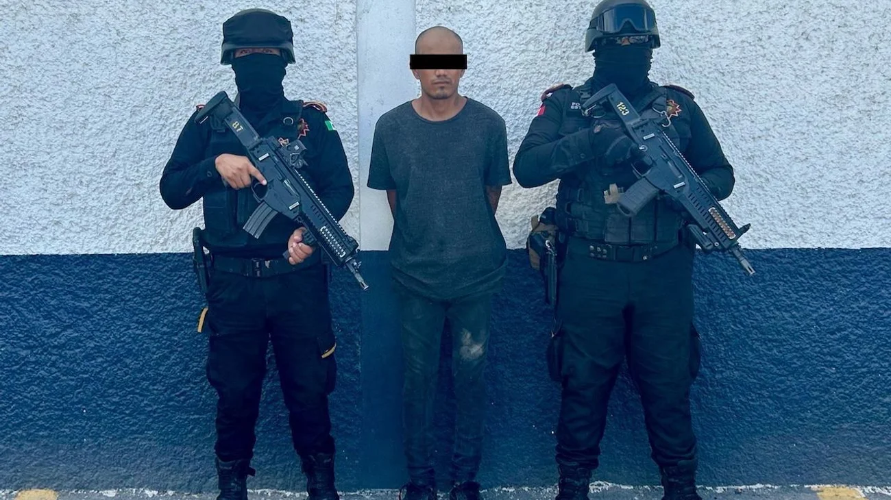 Intenta huir de policías; cae con arma y dosis de droga 