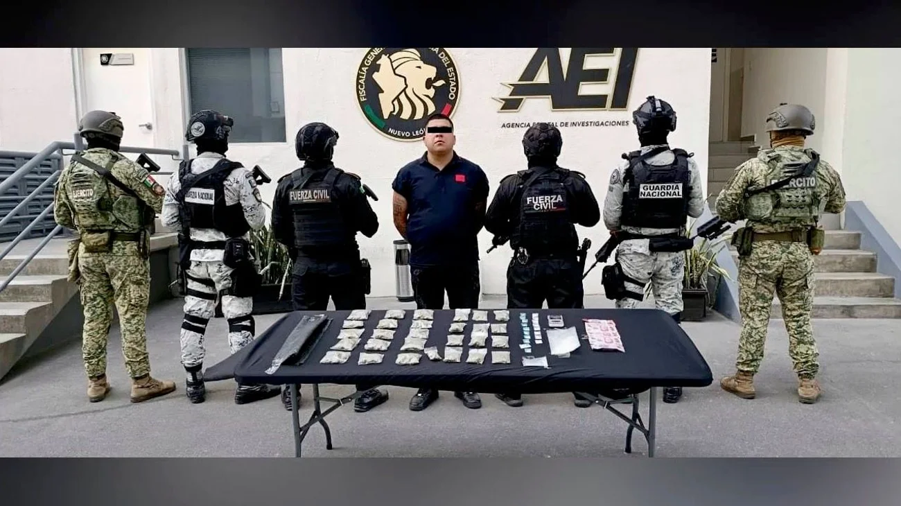 Cae con 48 dosis de droga; tenía orden de aprehensión