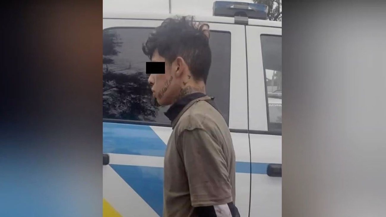 Golpea a abuela y amenaza a policías con pistola y sartén