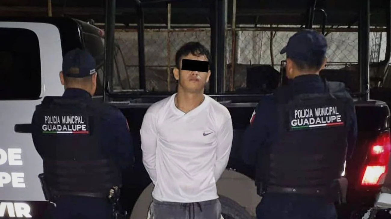 Golpea a su pareja embarazada al verla llegar con un amigo