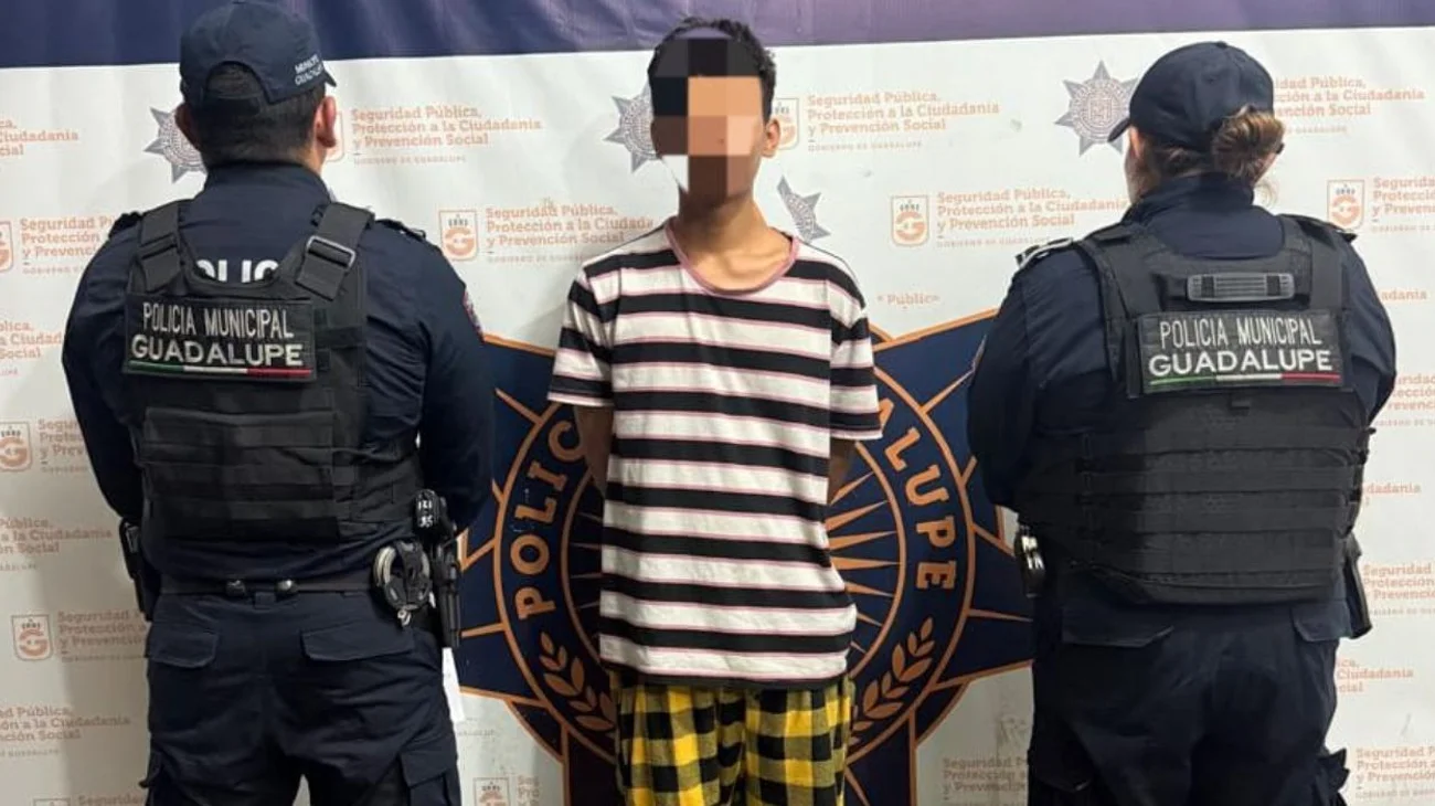 Detienen a menor por presuntamente asaltar tienda de conveniencia