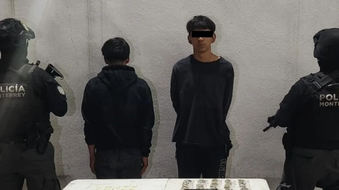 Detienen a jóvenes con arma de fuego y drogas en Monterrey
