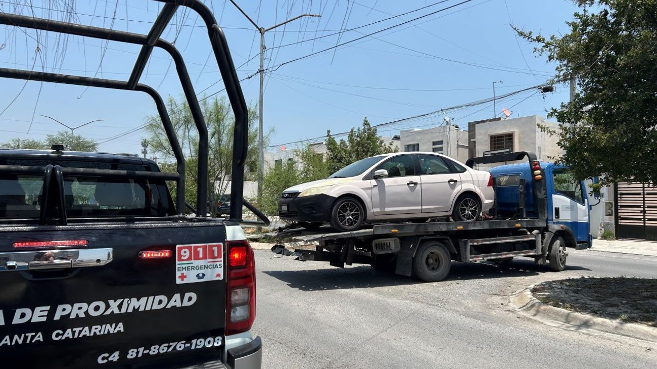 Persecución termina con hombre armado detenido en Santa Catarina