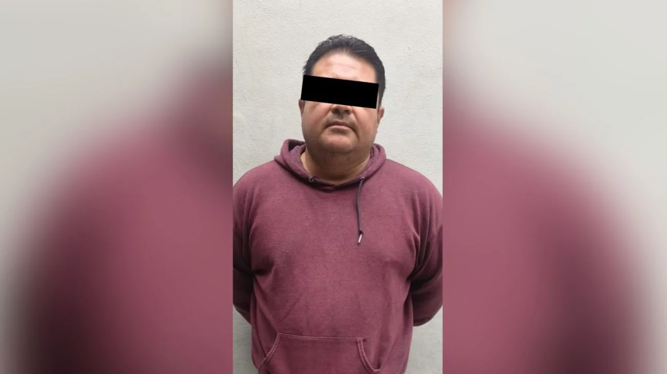 Detienen a conductor por circular con placas de papel