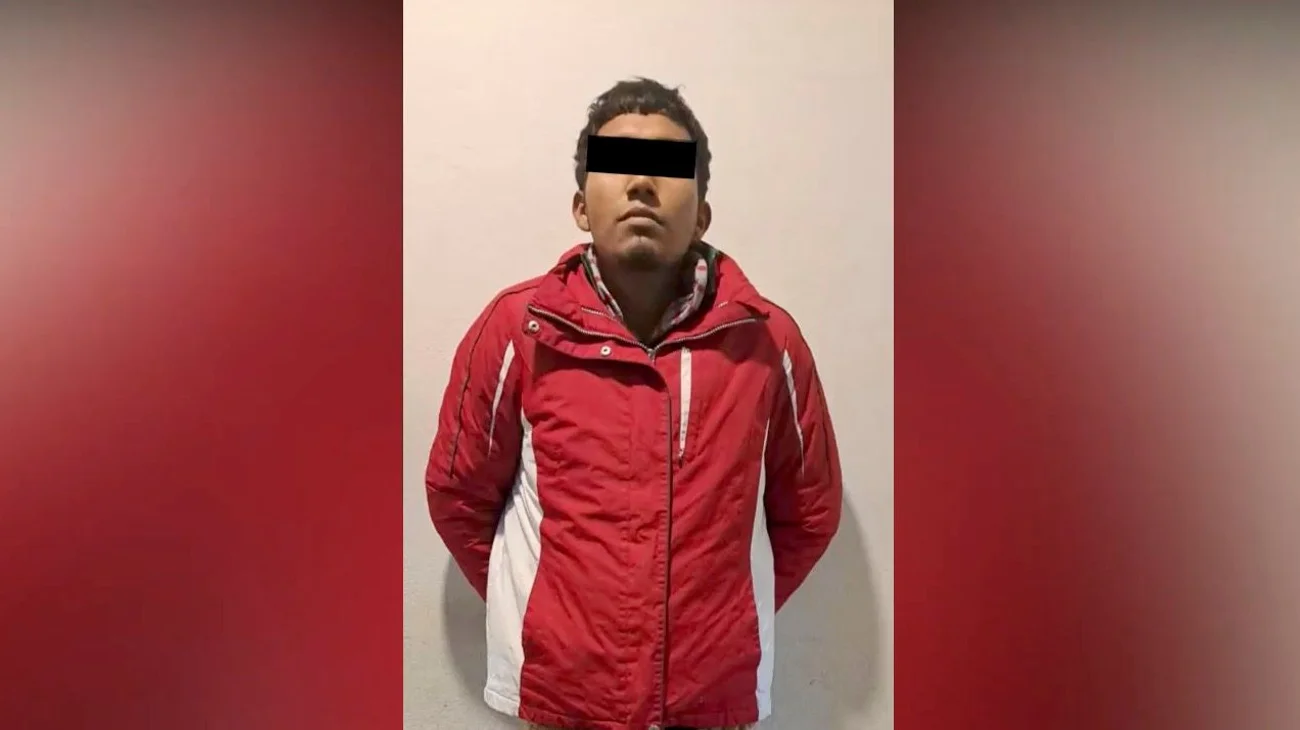 Amenaza con cuchillo y roba celular a mujer en estacionamiento