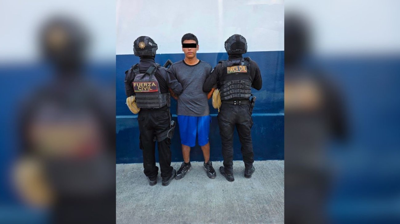 Circula en moto sin placas; le hallan cargadores de arma larga
