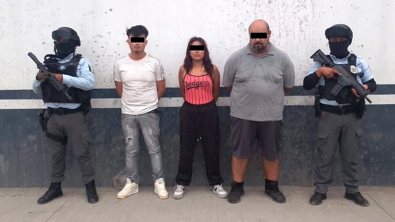 Caen dos hombres y una mujer con armas en la Industrial