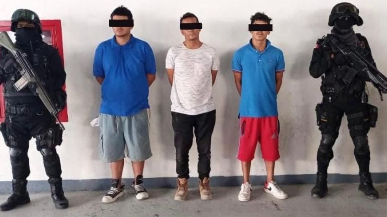 Detienen a tres hombres con más de 100 dosis de droga