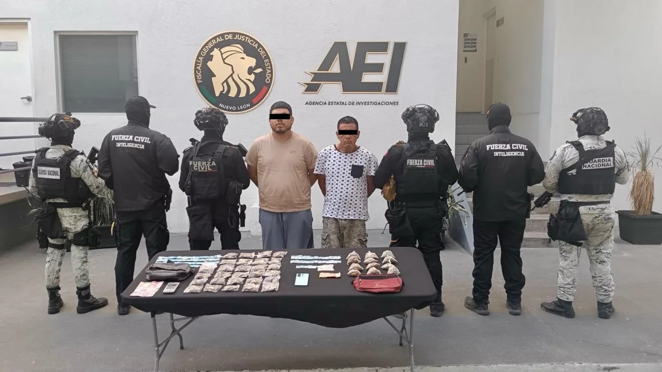 Detienen a dos con 134 dosis de droga en Escobedo