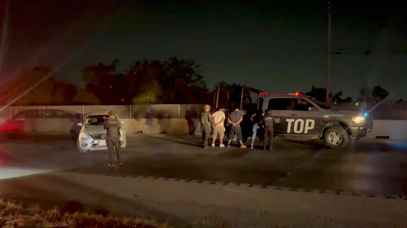 Detienen policías de Escobedo a tres hombres tras persecución 