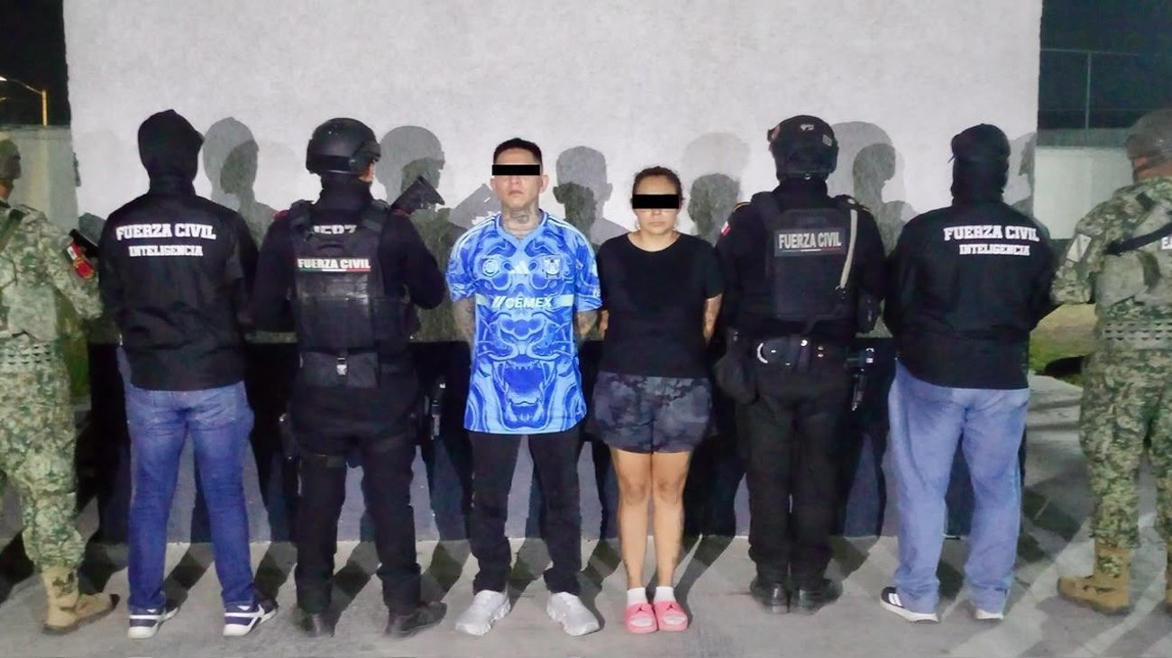 Detienen a pareja con drogas y municiones al sur de Monterrey