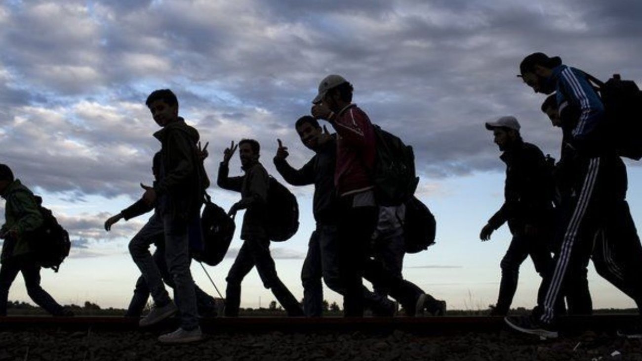 Detiene INM tráiler con 63 migrantes hacinados en Chihuahua