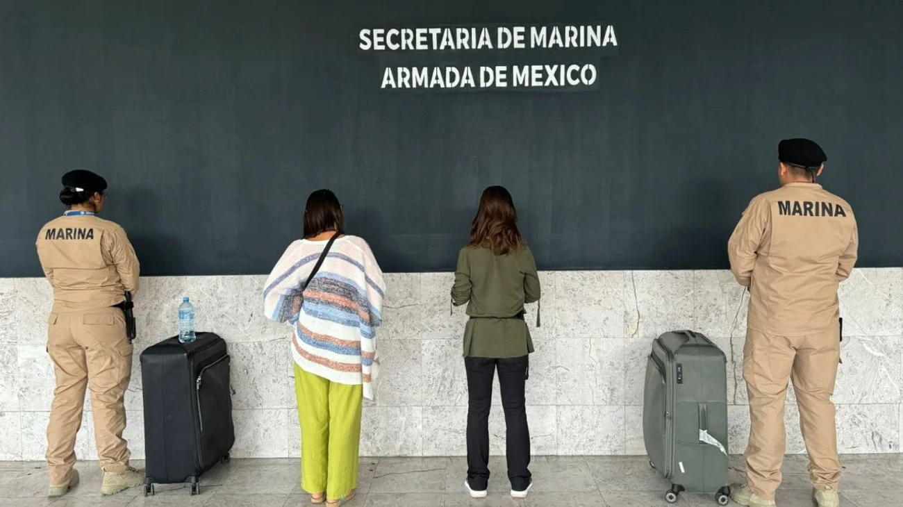 Detienen a dos mujeres rumanas con droga en el AICM