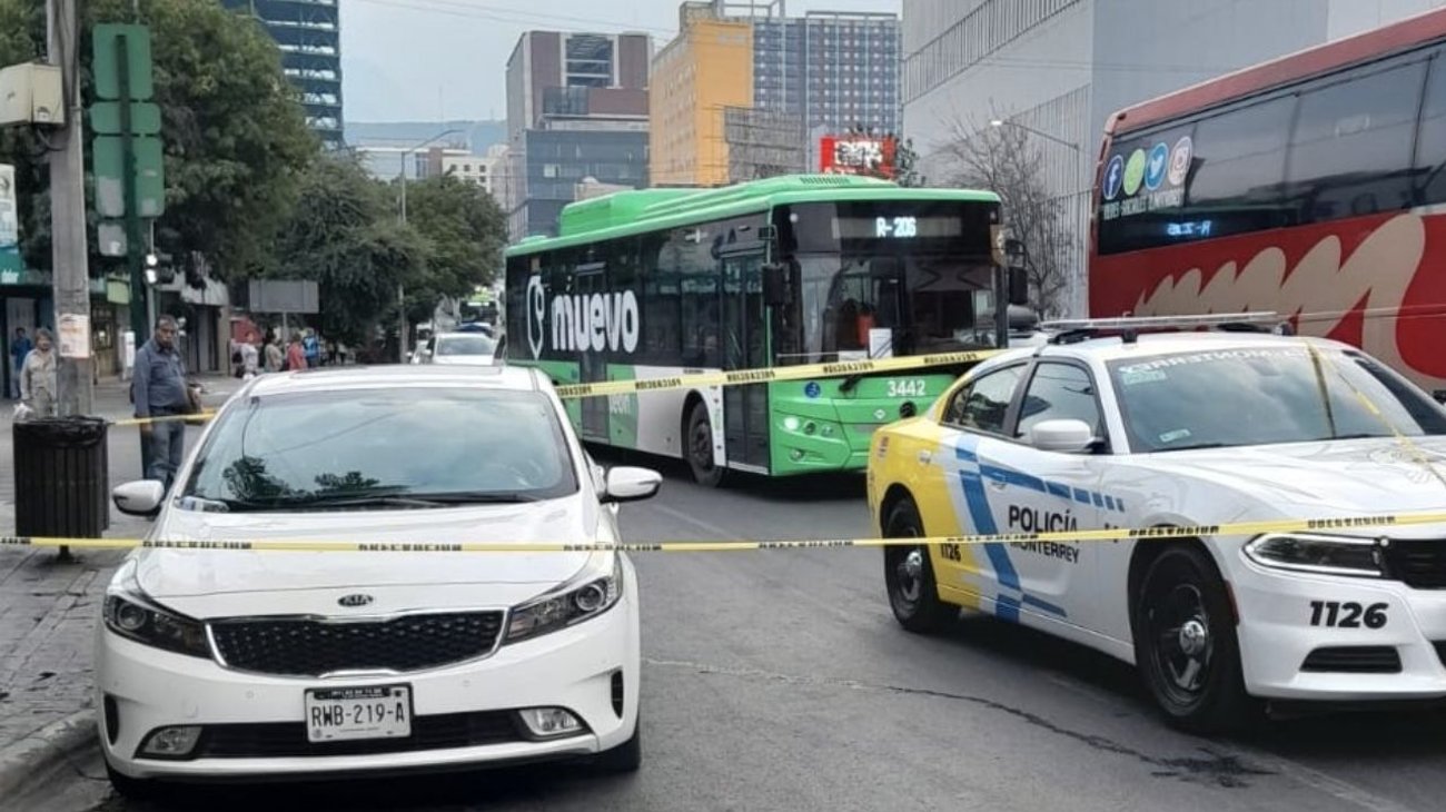 Detienen a hermanas en Monterrey por circular en auto robado