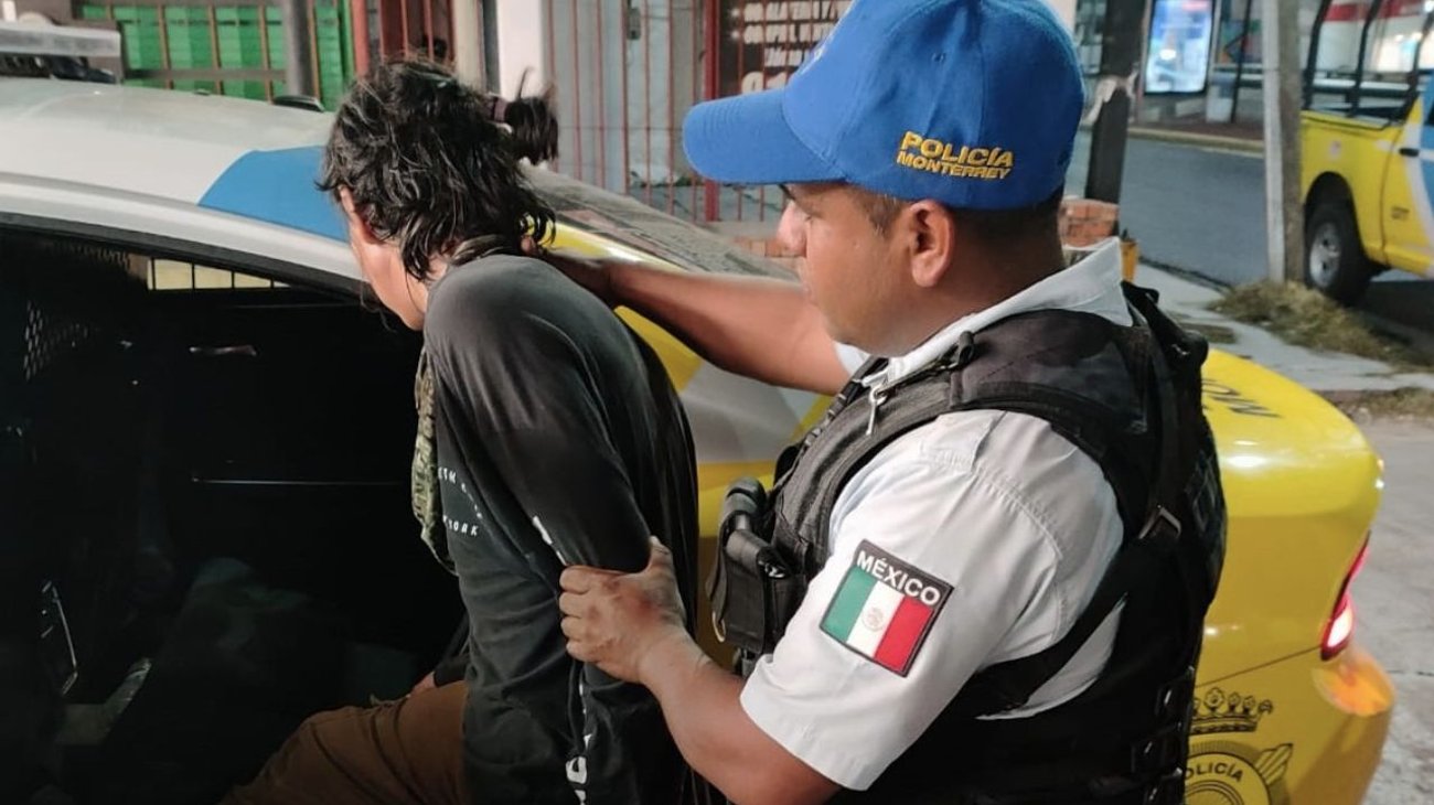 Detienen a menor por robo con violencia en Monterrey