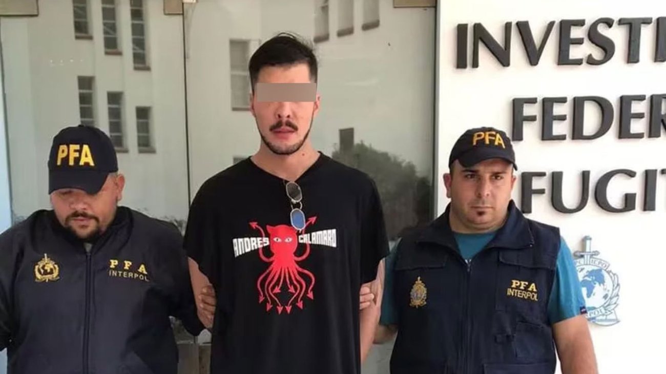 Detienen a cantante mexicano acusado de abusar de sobrinas