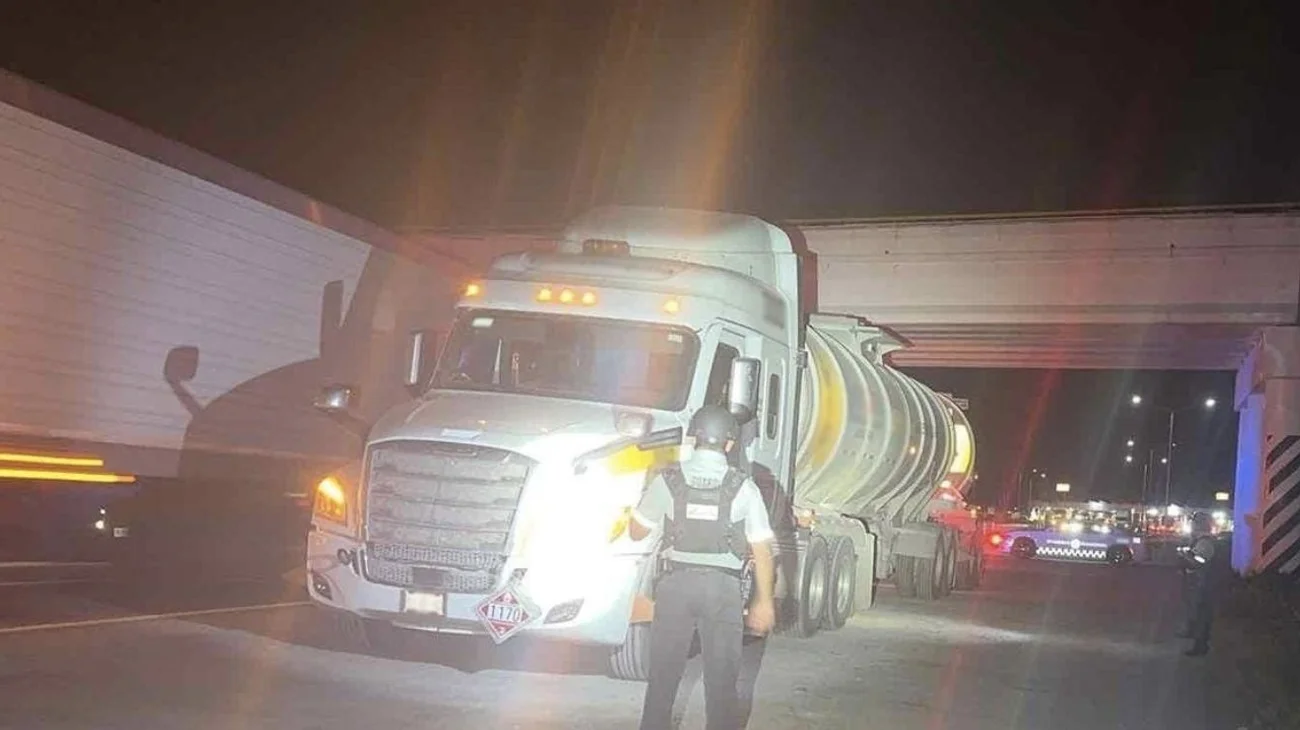 Detienen tráiler con pipas de combustible robado en NL