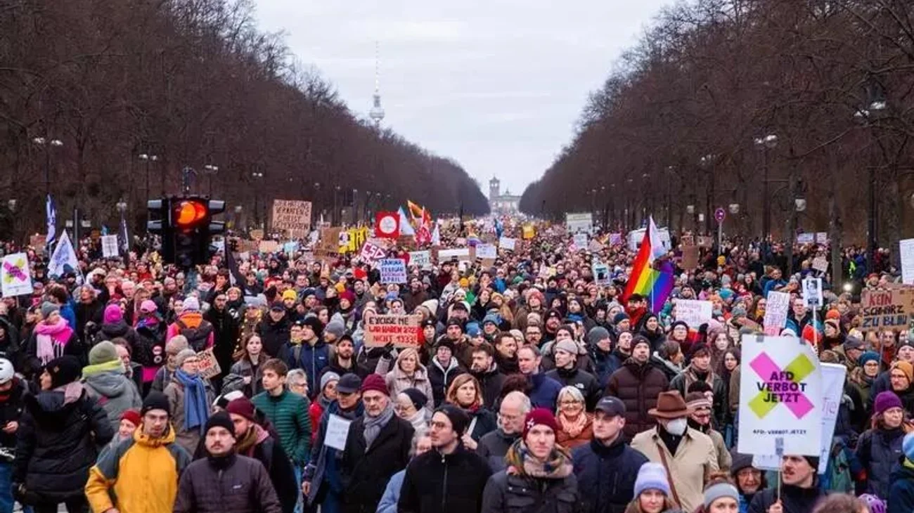 Miles de alemanes se manifiestan en Berlín contra la ultraderecha