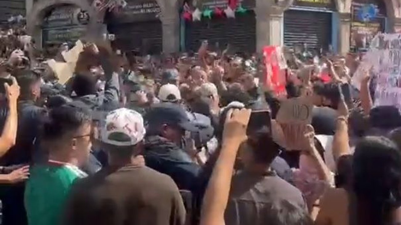 Manifestantes interrumpen desfile por caso Claudia Tacorante
