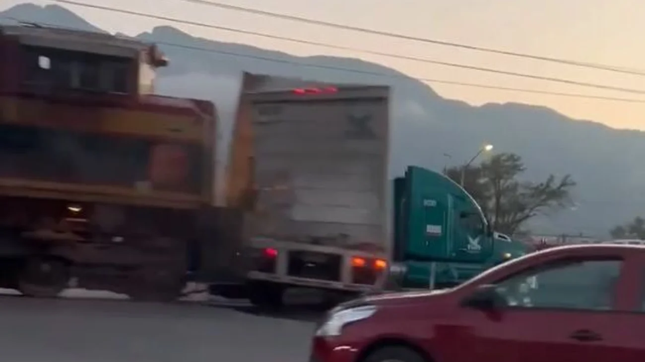 VIDEO: Tren arrolla a tráiler en Santa Catarina