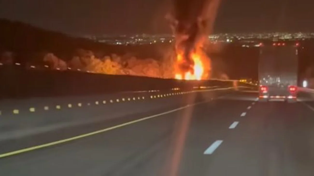 Cierran autopista a Laredo por incendio de tráiler 
