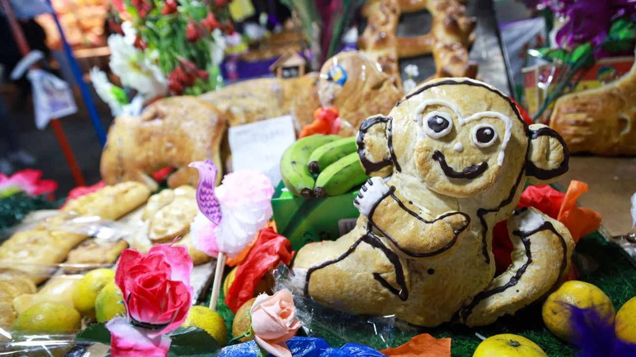 Familias bolivianas despiden a sus difuntos con altares