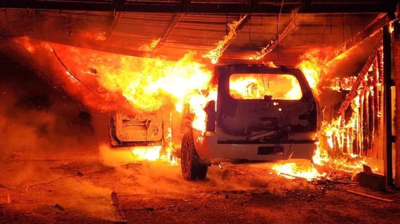 Discute con su expareja y esta le incendia su camioneta