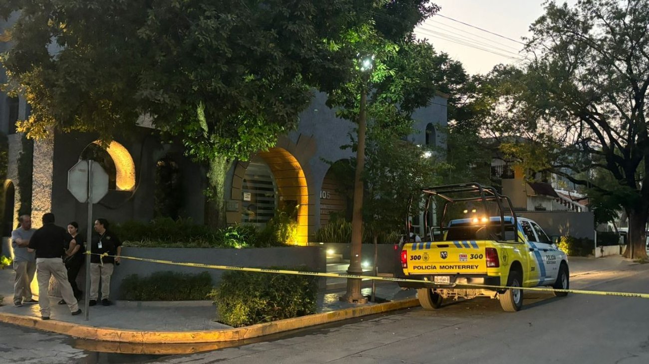 Investigan muerte de mujer en estacionamiento de una notaría