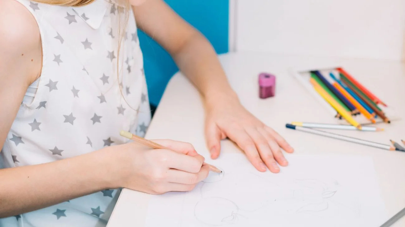 Liberan a ruso condenado por un dibujo antibélico de su hija