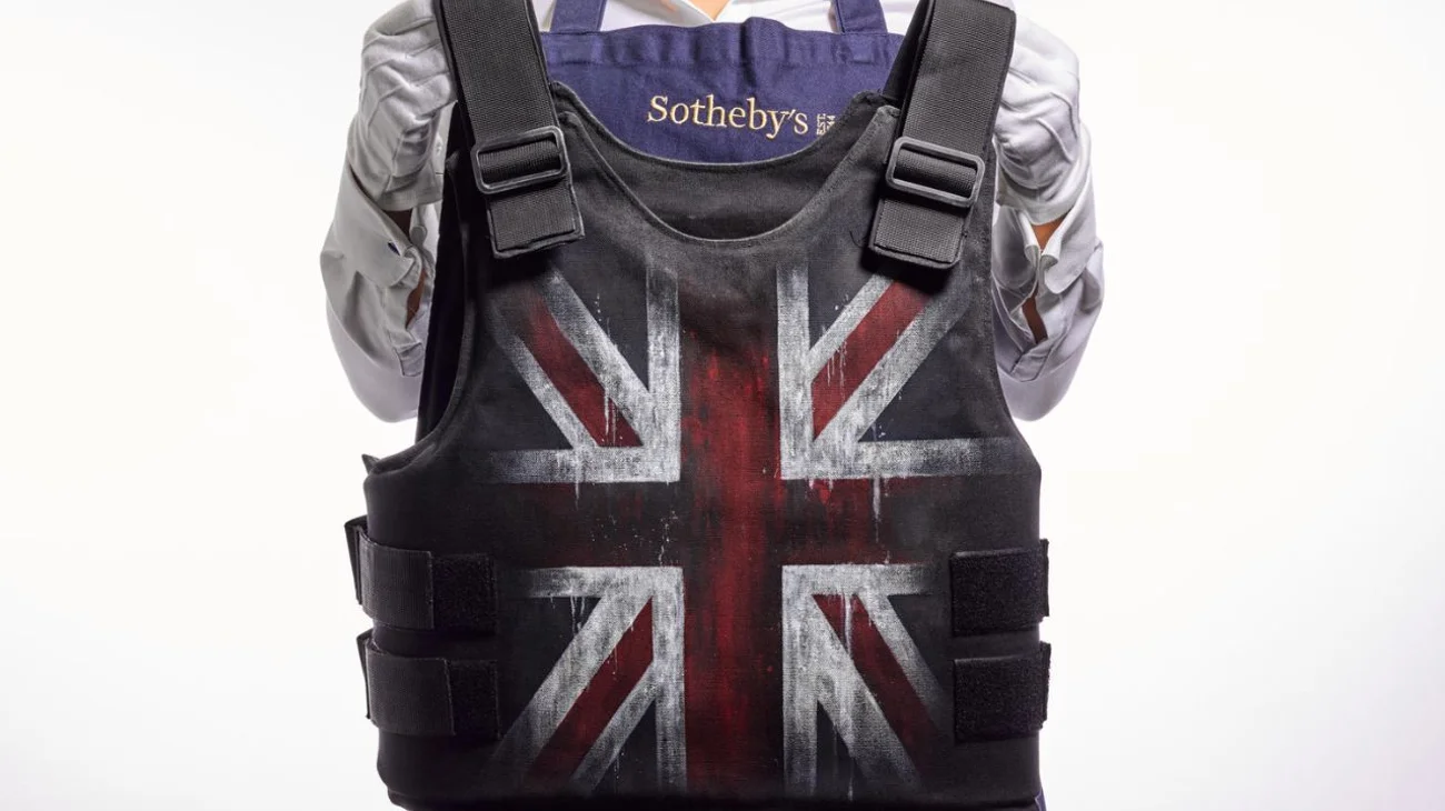 Un chaleco antibalas de Banksy se vende por casi 20 mdp