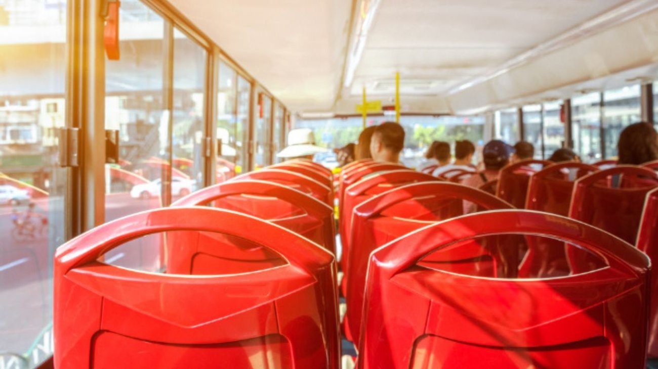 Olvidan a sus hijos en un autobús y los siguen en un taxi