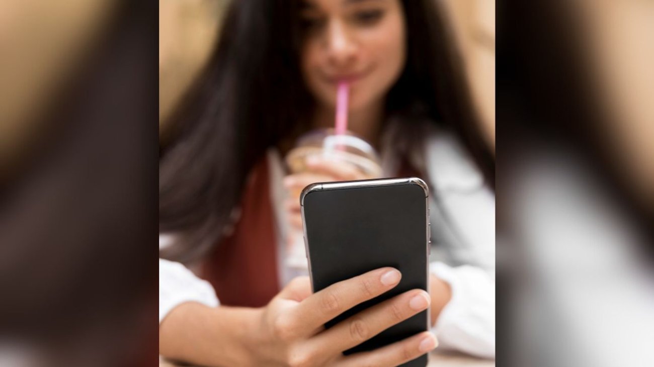 Prohiben el uso de celulares en escuelas en Italia