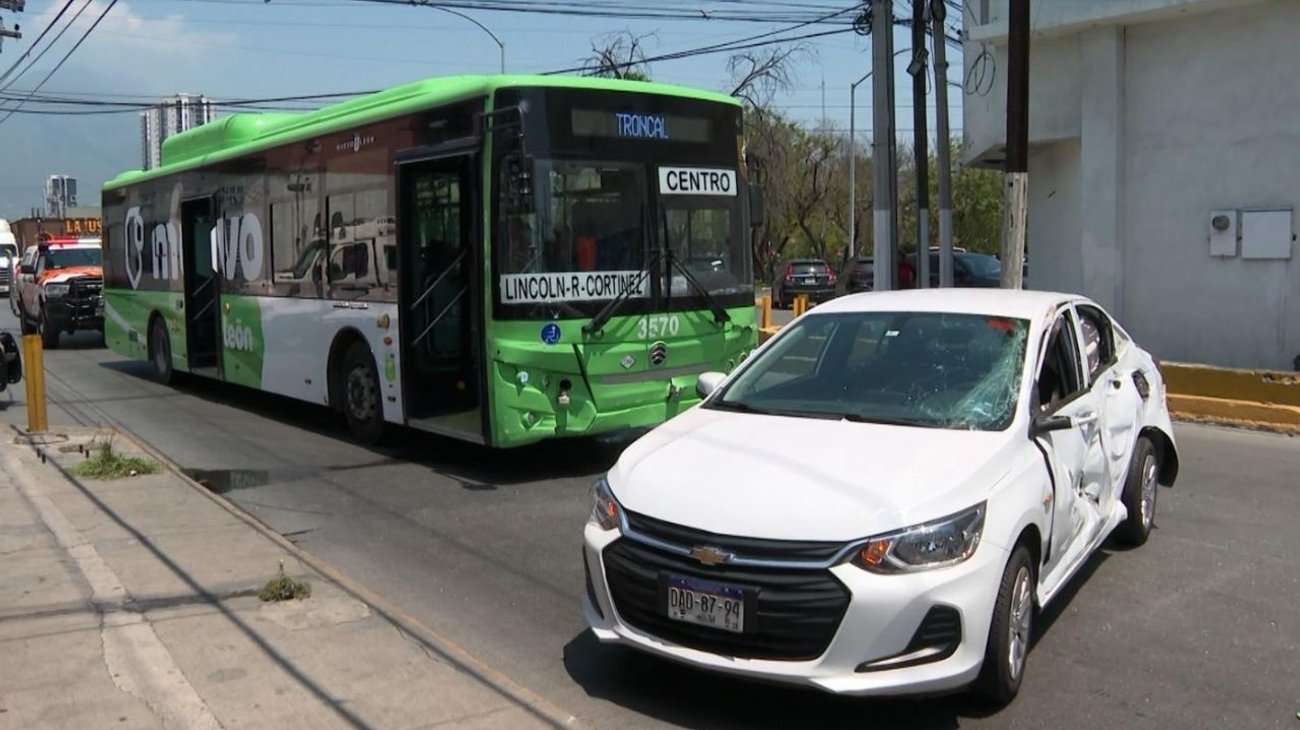 Choque de camión urbano deja cuatro lesionados