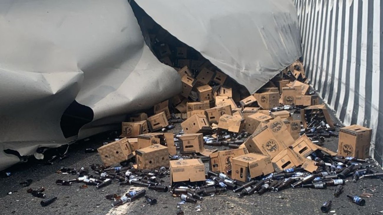 Vuelca tráiler cargado de cerveza en Santa Catarina