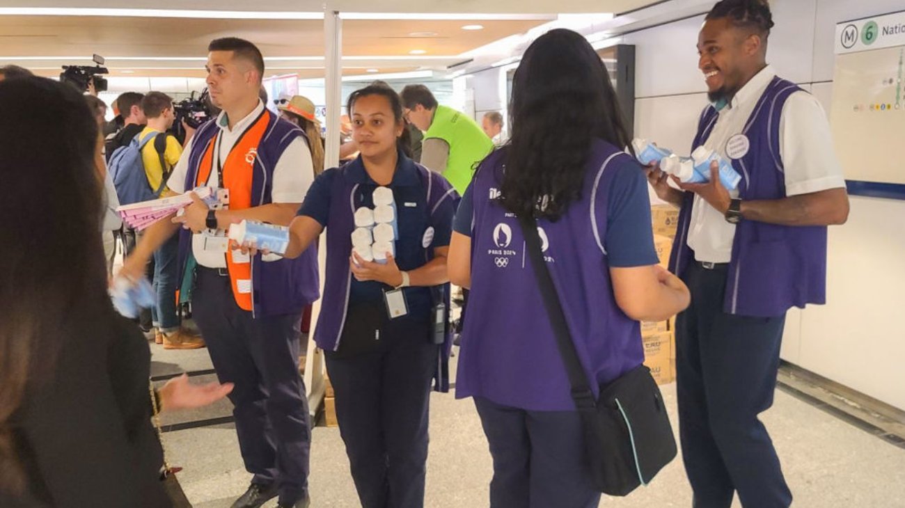 París reparte agua, sombreros y abanicos por ola de calor