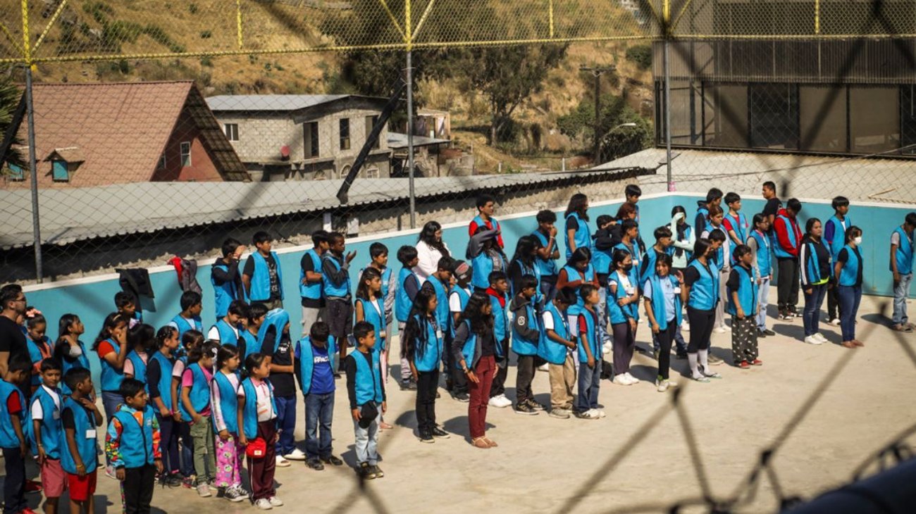 Se gradúan niños migrantes de primera escuela en albergue