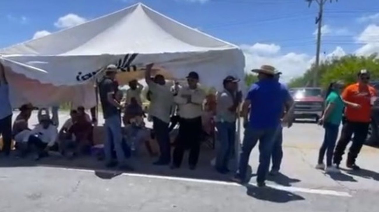 Agricultores bloquean carretera y piden apoyo a México