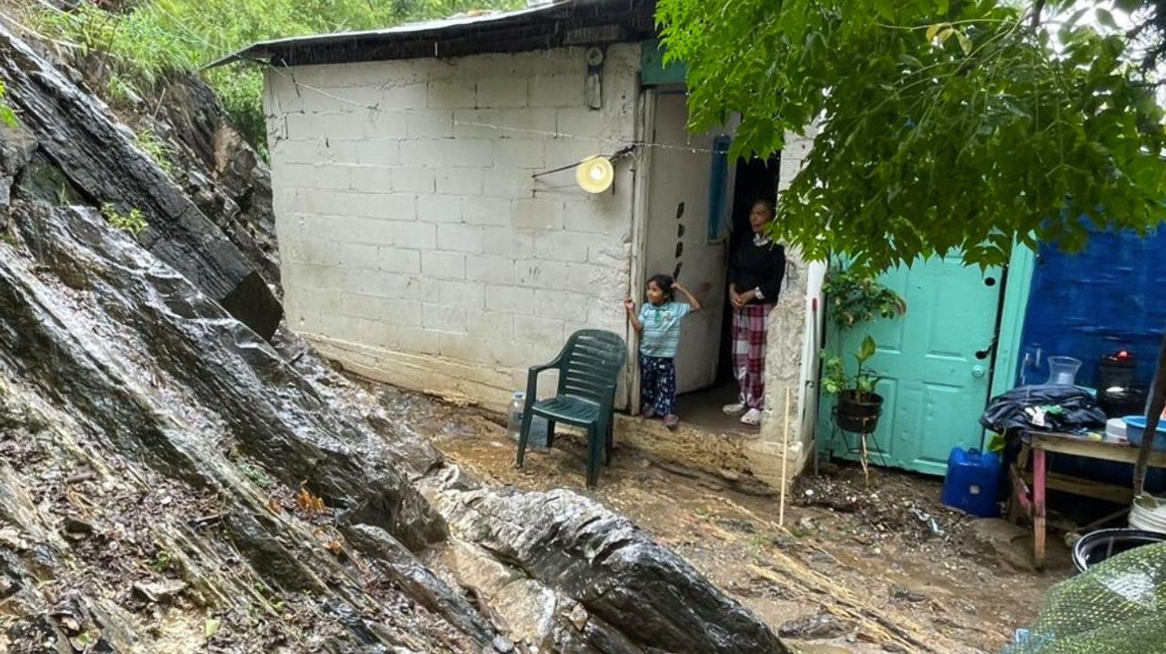 Temen abuela y nieta por próximas lluvias; se inunda su casa