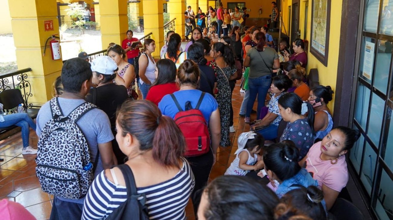 Padres de familia saturan trámite de asignación de escuelas